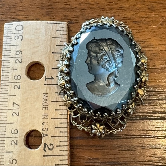 Vintage Gold-Tone Filigree Brooch Intaglio Black Glass Cameo Pendant - Picture 7 of 7